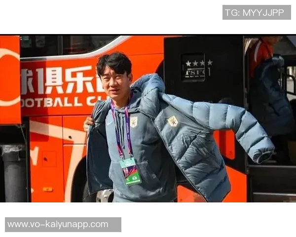 李平康无怨无悔支持球迷潘硕期望社会给予帮助减轻家庭负担