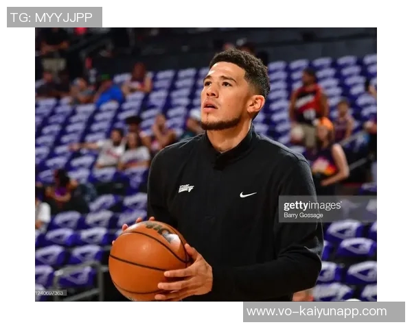 布克回应分享球权争议强调场上每位球员都应具备威胁性 布克回应分享球权争议强调场上每位球员都应具备威胁性